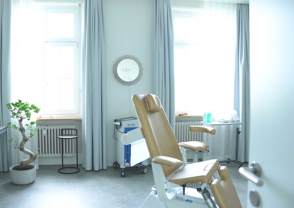 Praxis-dr.-hürtgen-sprechzimmer-beratungszimmer-beratung